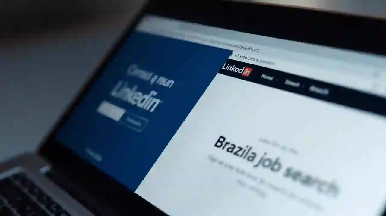 Person searching Brazilian job portals on laptop