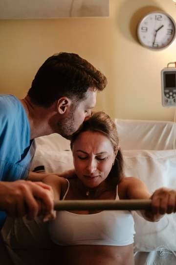 Emotional support during childbirth: a couple goes through the process in the delivery room