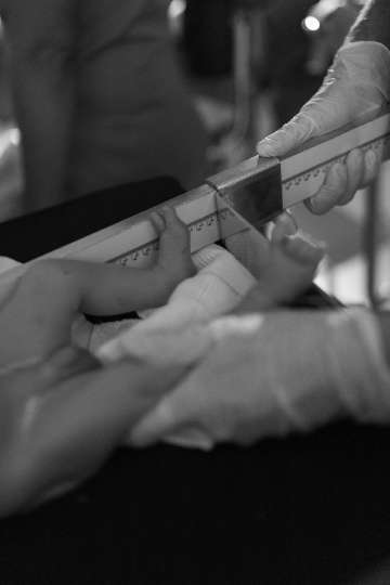 Measurement of newborn length in a clinical setting with attention from a health care provider