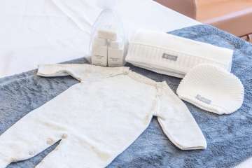 Newborn care items prepared in a Baía Sul Mulher room, Florianópolis