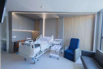 Patient room at Baía Sul Mulher: bed, seating area and equipment, Florianópolis
