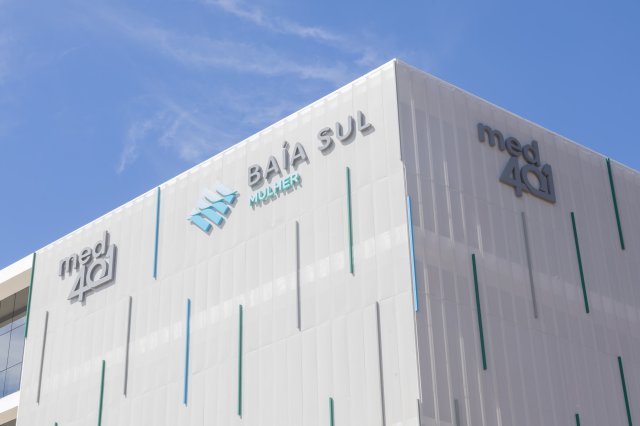 MED-401 health complex and Baía Sul Mulher signage in Florianópolis