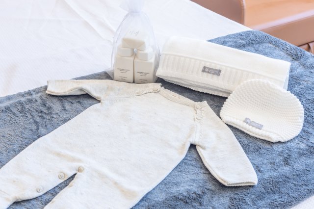 Newborn care items prepared in a Baía Sul Mulher room, Florianópolis