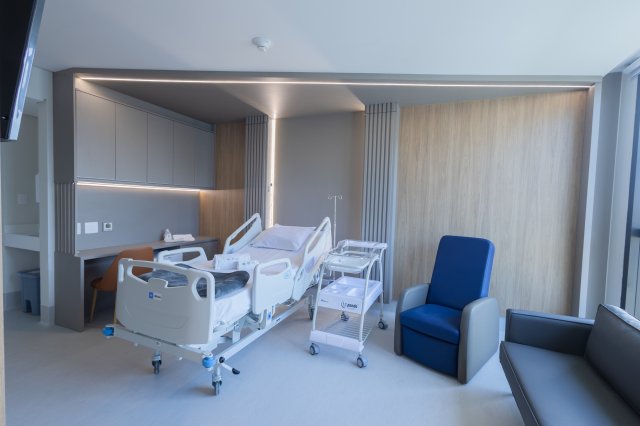 Patient room at Baía Sul Mulher: bed, seating area and equipment, Florianópolis