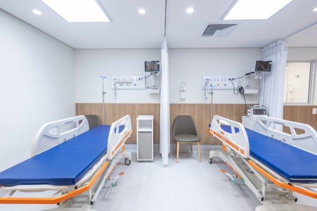 Treatment/observation room with medical beds at Baía Sul Mulher, Florianópolis
